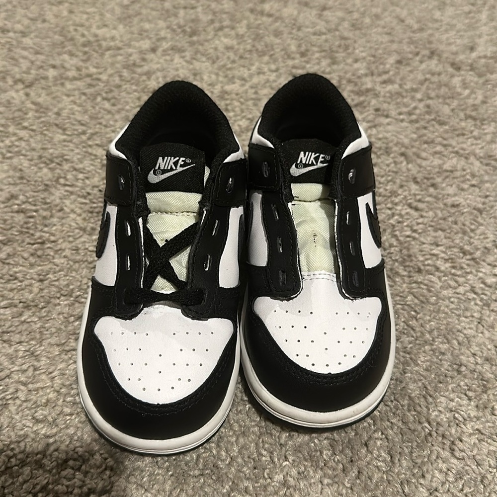 Nike Dunk Low (Panda’s) Perfect Condition just needs a black shoe string